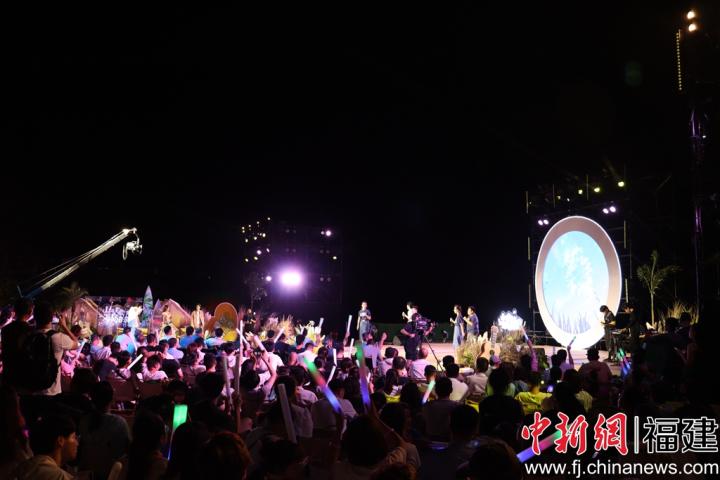 夜幕中的福鼎嵛山岛，山海与音乐交响合唱。叶茂 摄