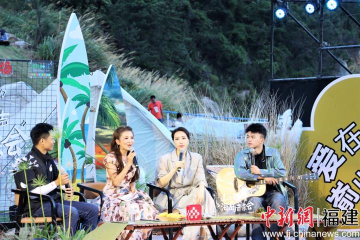 歌手金池(右二)和主持人在山海美景下畅聊。叶茂 摄