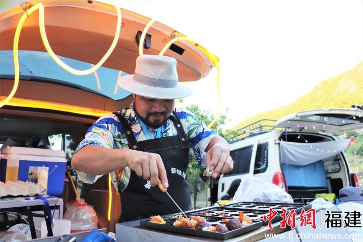 音乐会之余，后备箱集市小吃引游人。叶茂 摄