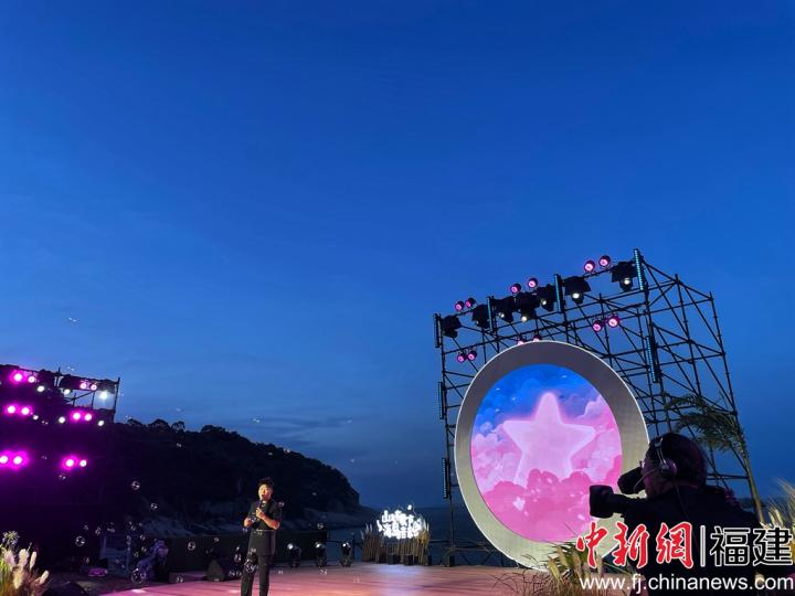 歌手倾情演唱。吕巧琴 摄