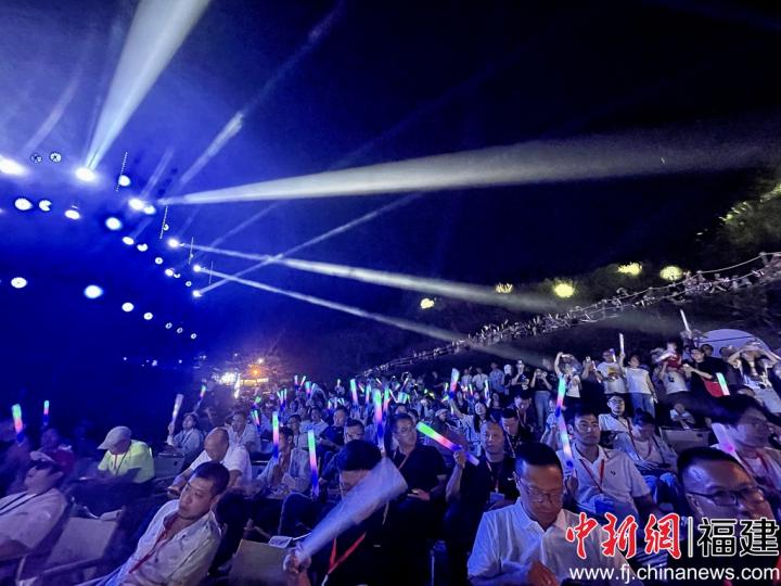 音乐会现场灯光四射。吕巧琴 摄