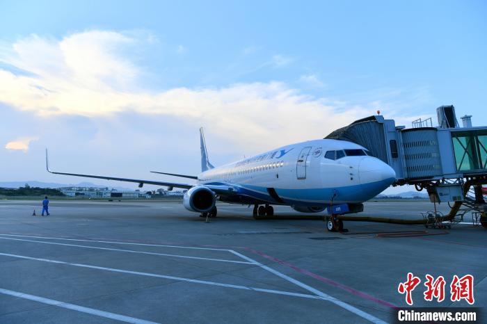 7月10日，厦门航空正式开通福州-乌鲁木齐往返直飞航班。　王东明　摄