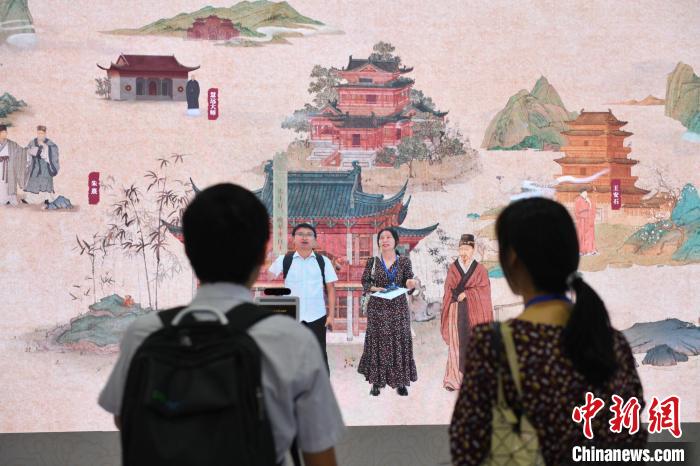 市民“走进”数字图卷,与江右先贤对话。 杨华峰 摄 市民“走进”数字图卷,与江右先贤对话。 杨华峰 摄