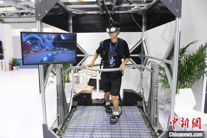 市民感受互动虚拟制片设备。 杨华峰 摄 市民感受互动虚拟制片设备。 杨华峰 摄