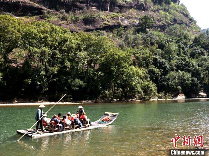 福建武夷山推出全国首个竹筏上的沉浸式剧本杀。 武夷山景区 供图 福建武夷山推出全国首个竹筏上的沉浸式剧本杀。 武夷山景区 供图
