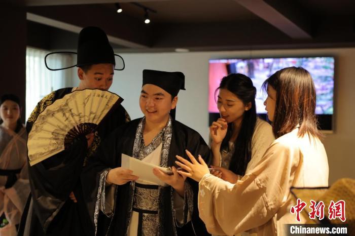 游戏中,游客、市民化身“六扇门小密探”。 武夷山景区 供图 游戏中,游客、市民化身“六扇门小密探”。 武夷山景区 供图