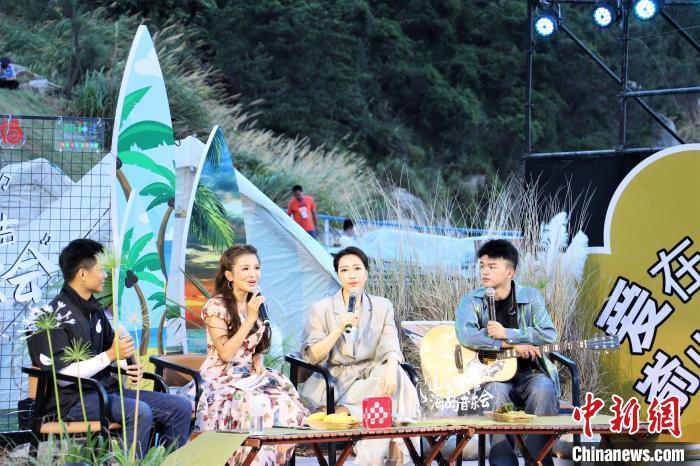 “山海有歌声·海岛音乐会”上，歌手周蕙倾情演唱。　叶茂 摄