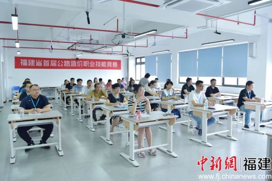 　　图为造价理论考试。