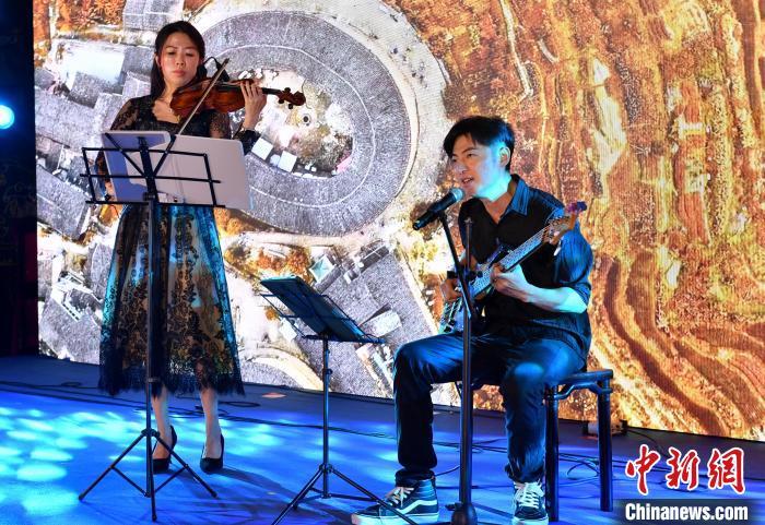 7月18日，来自台湾的青年夫妻组合张家豪和林佳臻在福州烟台山表演歌曲《漂洋过海来看你》。中新社记者 吕明 摄