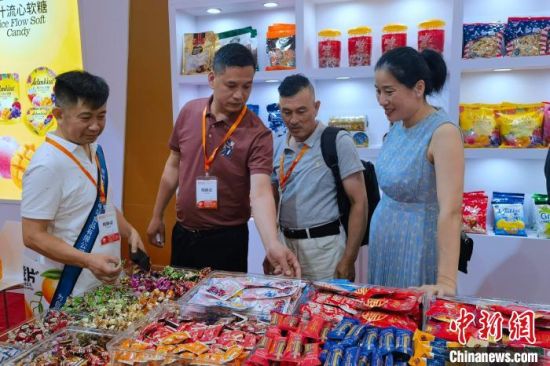 7月20日,第七届海峡两岸食品交易会在著名侨乡、福建“首富县”晋江开幕。 中新社记者 孙虹 摄 7月20日,第七届海峡两岸食品交易会在著名侨乡、福建“首富县”晋江开幕。 中新社记者 孙虹 摄