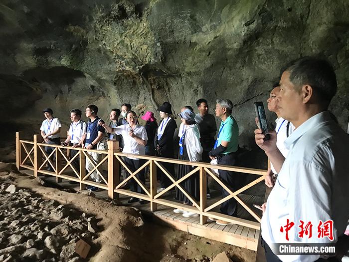 图为交流团在万寿岩遗址参观。 中新社记者 陈建新 摄 