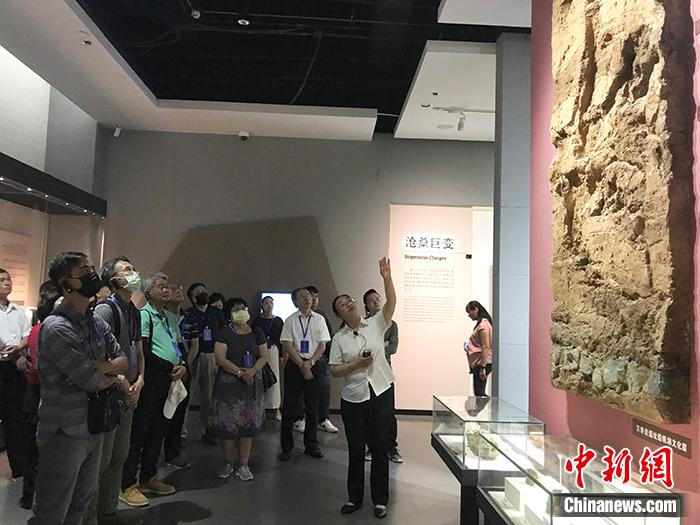 图为交流团在万寿岩遗址博物馆参观。 中新社记者 陈建新 摄