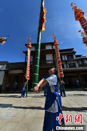 8月2日，建瓯幡在福建省建瓯市挑幡艺术团团员手中运转自如。中新社记者 张斌 摄