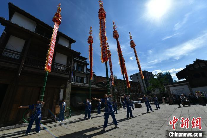 8月2日，福建省建瓯市挑幡艺术团正在表演古老民间传统绝活——建瓯挑幡。中新社记者 张斌 摄