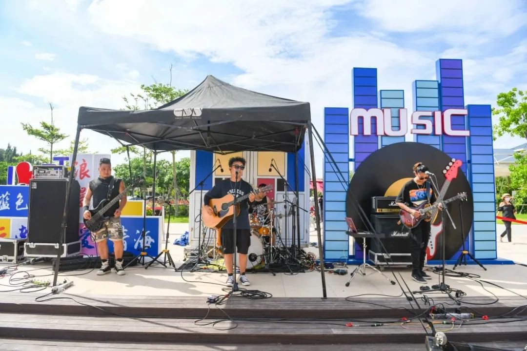 在坛南湾旅游集散中心的广场上乐队演奏原创歌曲。平潭文旅供图