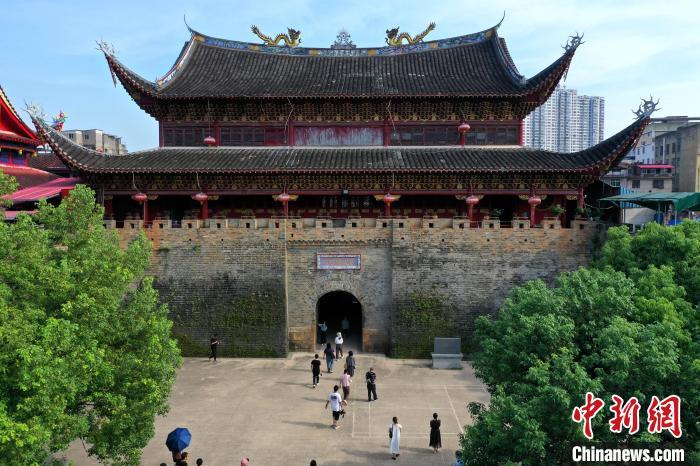 图为8月4日，建瓯通仙门吸引参观者。　张斌 摄

