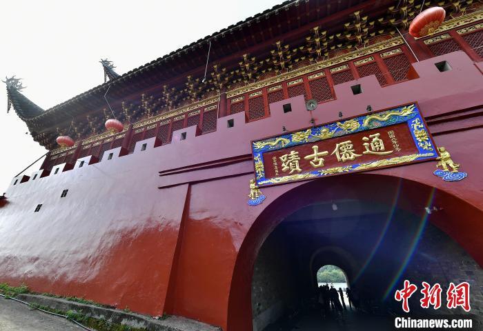 图为8月4日，建瓯通仙门吸引参观者。　张斌 摄
