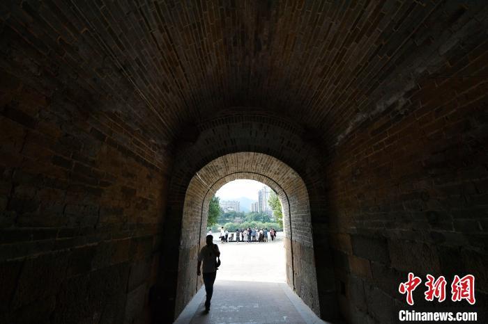 图为8月4日，市民从建瓯通仙门下经过。　张斌 摄
