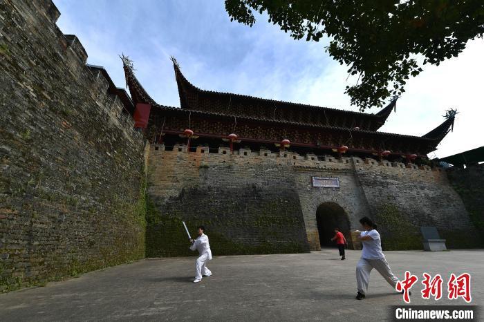图为8月4日，市民在建瓯通仙门前晨练。 张斌 摄
