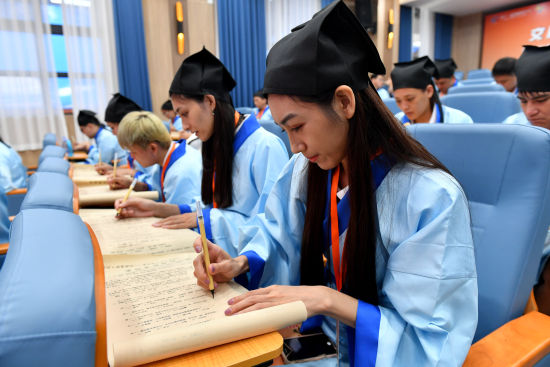 8月6日，第十一届海峡青年节品牌活动之两岸学子第四届科举文化体验营在福州启动。中新社记者 吕明 摄