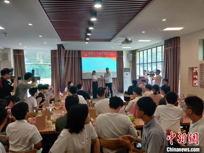 8日，第十一届海青节·两岸直播创新体验营师生座谈会在福州大学举行。中新社记者 叶秋云 摄