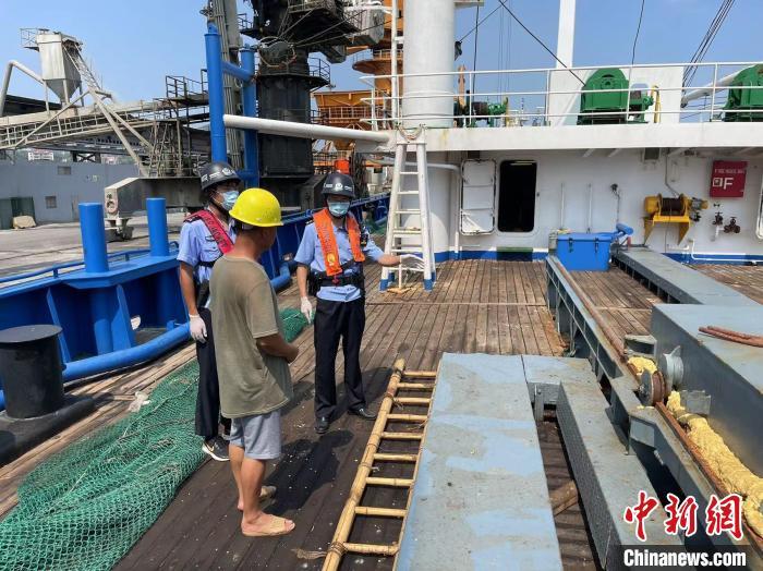中印尼“两国双园”国际货运航线首航。江洋摄