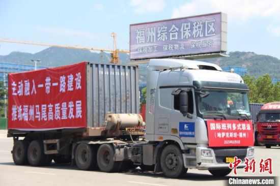 8月9日，运载着649吨保税进口高碳铬铁的货车车队依次驶入福州综合保税区。江超云摄