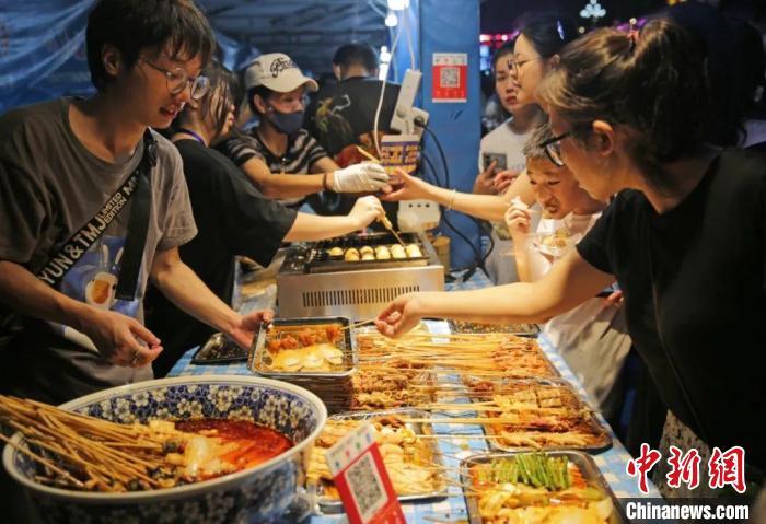 在美食区，琳琅满目的美食吸引众多市民游客品尝。福鼎市融媒体中心供图