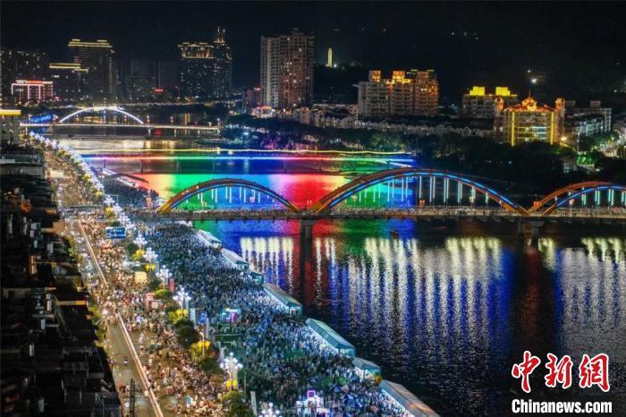 八方宾朋欢聚桐江溪畔，“行浸式”感受福鼎的城市魅力。福鼎市融媒体中心供图