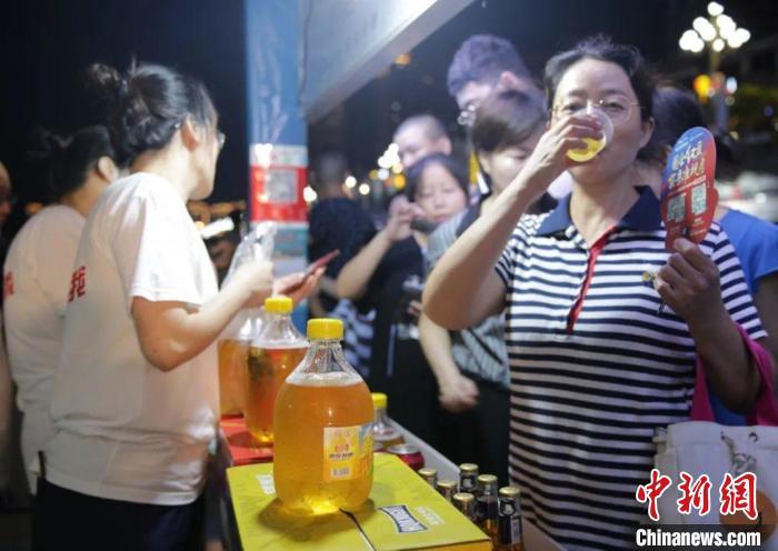 啤酒兑换区里，包含各种风格和口味的精酿啤酒。福鼎市融媒体中心供图
