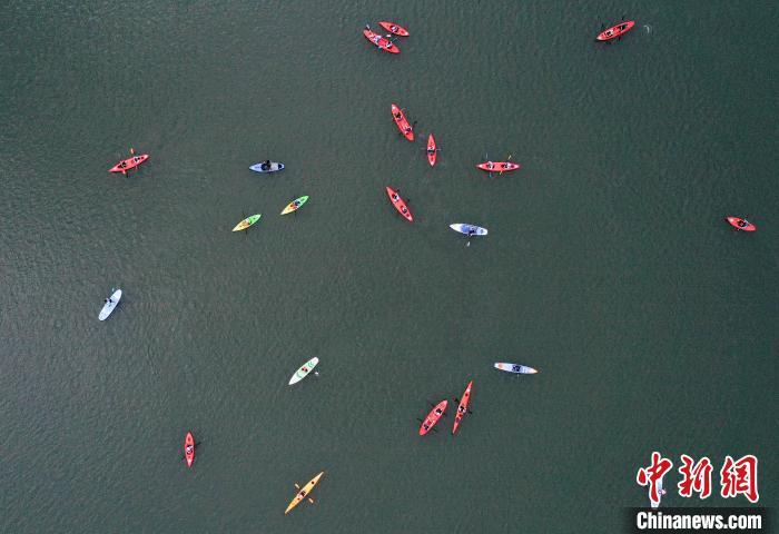 图为皮划艇桨板爱好者划行在将乐县旖旎山水中。(无人机照片) 中新网记者 张斌 摄