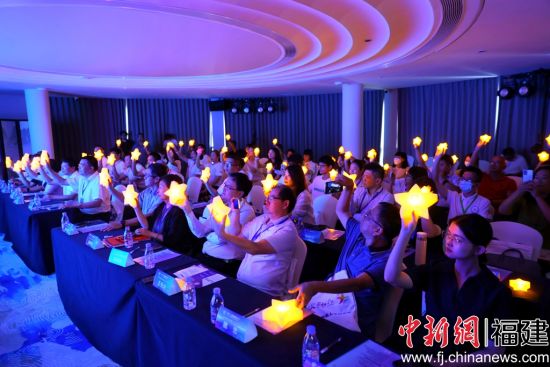 　　8月18日，首届两岸融合特教人才研学营在福州开幕，营员们共同点亮“星星灯”，祝福“星星的孩子”健康成长。 饶麦淇 摄