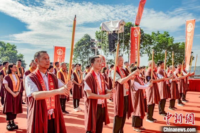 来自全国各地的茶人、茶友齐聚共同祭拜白茶始祖太姥娘娘。陈峰 摄