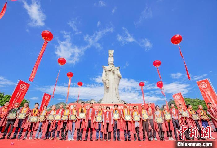 现场举行颁奖仪式后合影留念。陈峰 摄
