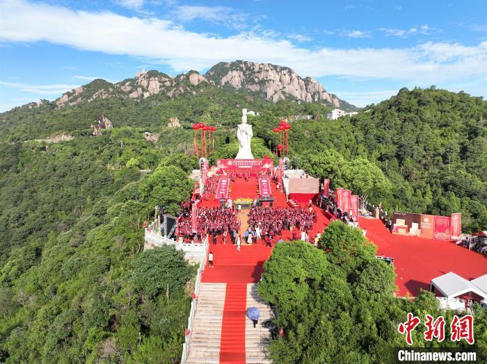 第四届中国白茶始祖文化节暨太姥文化传承礼在福鼎市太姥娘娘文化广场举行。陈峰 摄