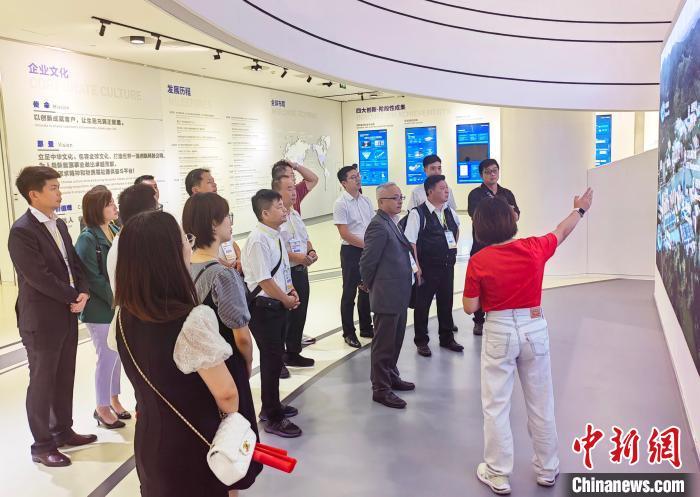 两岸创业青年参访宁德时代新能源科技股份有限公司。张莉娜 摄