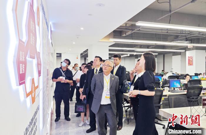 两岸创业青年考察君道创客工场，交流企业孵化经验。共青团宁德市委供图