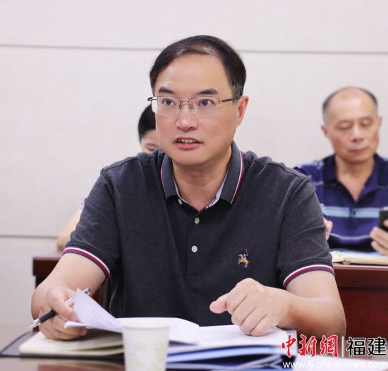 　　宁德市侨联专职副主席郑丰通报市侨联2023年上半年工作情况及下半年工作计划。林榕生摄