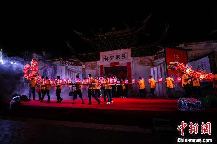 图为下曹村板凳龙表演。黄尉峰摄