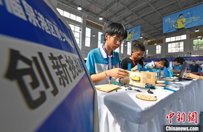 参赛少年们在创新挑战赛中搭建比赛机器人。林弘梫 摄
