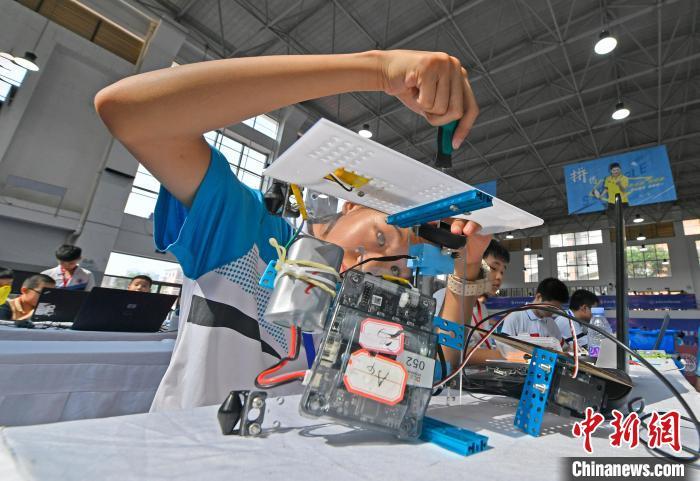 一名参赛少年在创新挑战赛中搭建比赛机器人。林弘梫 摄