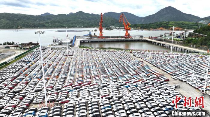 9月2日，2600余辆商品车在福建省宁德港漳湾码头整装待发。　刘震 摄