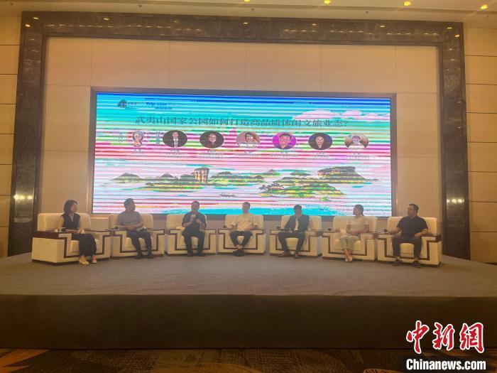 客商进行沙龙对话。叶国宝 摄