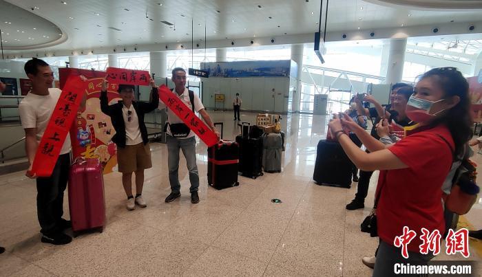 9月14日，台胞在厦门五通客运码头入境大厅合影。　中新社记者 杨伏山 摄
