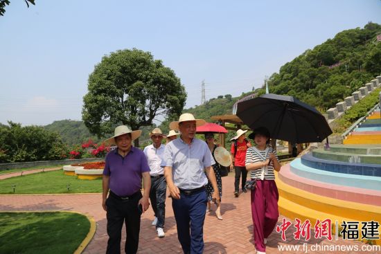 　　调研组在福鼎市太姥山镇调研体旅融合发展情况。余春川 供图