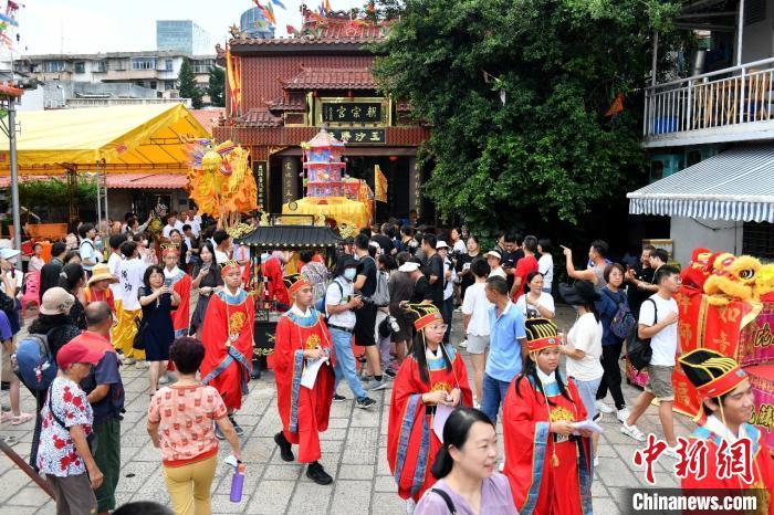 8月22日，海内外青少年在厦门市朝宗宫体验闽南版成年礼——“七娘妈生做十六岁”。　中新网记者 吕明 摄