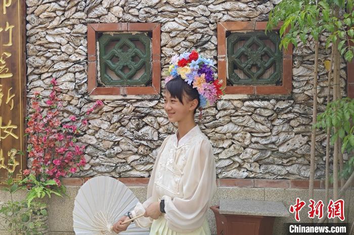 寻根之旅中的文化体验让许多华侨华人青少年乐在其中。吴冠标摄