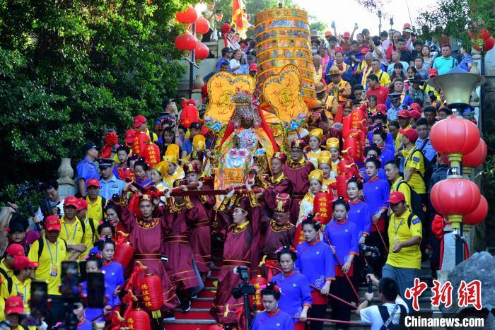 9月19日，湄洲妈祖金身在两岸信众的簇拥下，开启十天九夜巡安莆田的布福之旅。中新社记者 张斌 摄