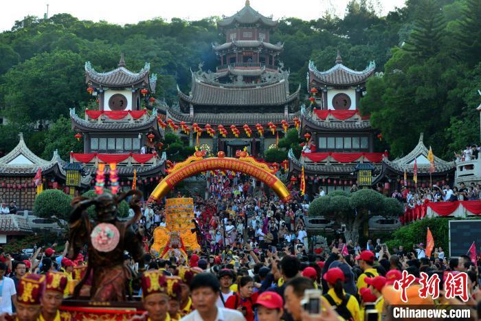 9月19日，在两岸妈祖信众的簇拥下，2023年海峡两岸同胞护驾湄洲妈祖金身巡安莆田活动正式启动。中新社记者 张斌 摄