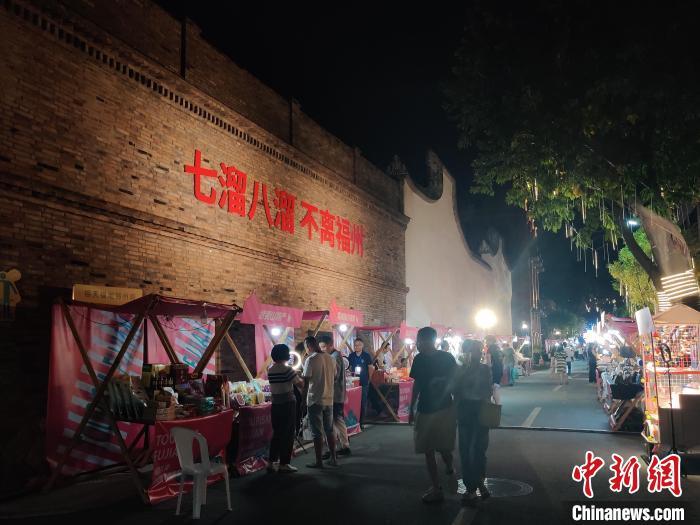15日晚，游客、市民游览福州市台江区的“福”文化主题街区。中新网记者 叶秋云 摄